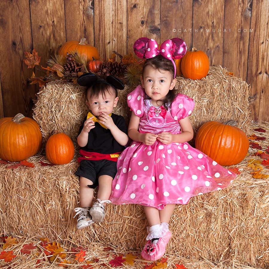 mini and mickey, Happy Halloween, Los Angeles Halloween Photographer, Halloween Mini Session, Hay and pumpkins, fall leaves