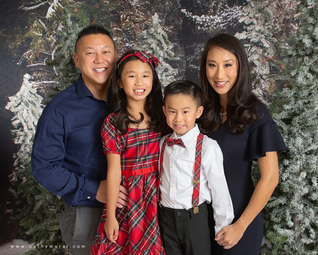 Holiday mini photo sessions near me Cathy Murai Photography captured this beautiful family portrait during holiday mini sessions in Orange County. 2020 Christmas mini photo session in Irvine, CA